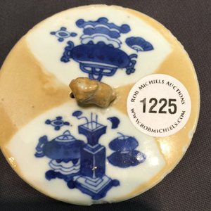 A Chinese blue and white on café au lait ground teapot and cover, Kangxi — 照片 4