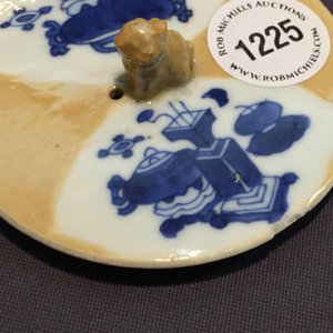 A Chinese blue and white on café au lait ground teapot and cover, Kangxi — 照片 6