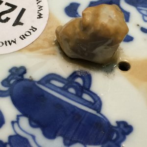 A Chinese blue and white on café au lait ground teapot and cover, Kangxi — 照片 8