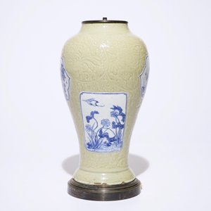 A Chinese blue and white on carved celadon-glazed ground vase, mounted as lamp, Kangxi — 照片 2