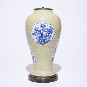 A Chinese blue and white on carved celadon-glazed ground vase, mounted as lamp, Kangxi — 照片 3