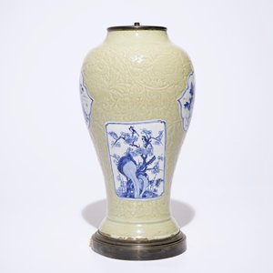 A Chinese blue and white on carved celadon-glazed ground vase, mounted as lamp, Kangxi — 照片 4