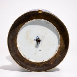A Chinese blue and white on carved celadon-glazed ground vase, mounted as lamp, Kangxi — 照片 5