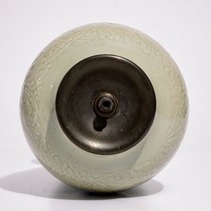 A Chinese blue and white on carved celadon-glazed ground vase, mounted as lamp, Kangxi — 照片 6