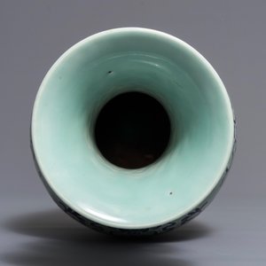 A Chinese blue and white on celadon ground 'buddhist emblems' vase, Qianlong mark and of the period — 照片 6