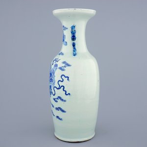 A Chinese blue and white on celadon ground porcelain vase with foo dogs, 19th C. — 照片 2