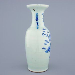 A Chinese blue and white on celadon ground porcelain vase with foo dogs, 19th C. — 照片 4