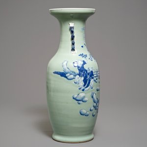 A Chinese blue and white on celadon ground vase, 19th C. — photo 2