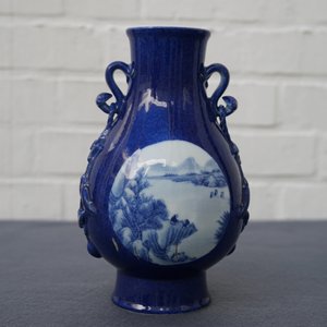 A Chinese blue and white on powder blue ground hu vase, Qianlong mark, 19/20th C. — photo 10