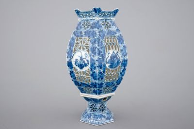 A Chinese blue and white open-worked or pierced porcelain lantern, 19/20th C.