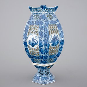 A Chinese blue and white open-worked or pierced porcelain lantern, 19/20th C. — photo 1