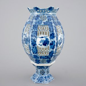 A Chinese blue and white open-worked or pierced porcelain lantern, 19/20th C. — photo 4