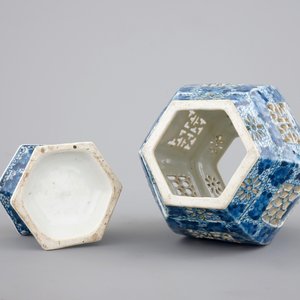 A Chinese blue and white open-worked or pierced porcelain lantern, 19/20th C. — photo 5