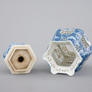 A Chinese blue and white open-worked or pierced porcelain lantern, 19/20th C. — photo 6