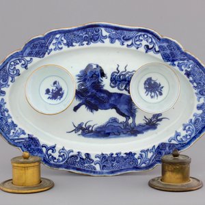 A Chinese blue and white oval dish with two cups mounted as an inkstand, 18th C. — photo 1