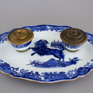 A Chinese blue and white oval dish with two cups mounted as an inkstand, 18th C. — photo 2