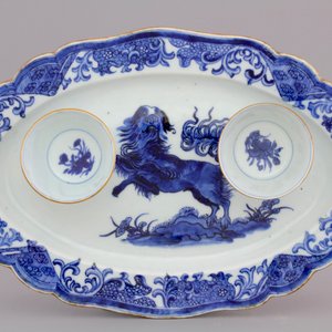 A Chinese blue and white oval dish with two cups mounted as an inkstand, 18th C. — photo 3