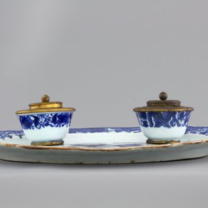 A Chinese blue and white oval dish with two cups mounted as an inkstand, 18th C. — photo 4