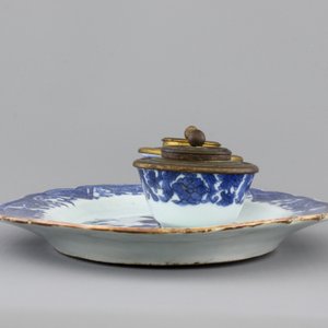 A Chinese blue and white oval dish with two cups mounted as an inkstand, 18th C. — photo 5