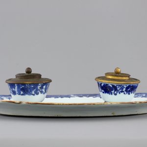 A Chinese blue and white oval dish with two cups mounted as an inkstand, 18th C. — photo 6