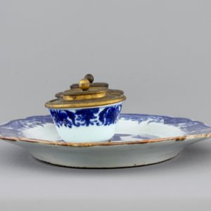 A Chinese blue and white oval dish with two cups mounted as an inkstand, 18th C. — photo 7