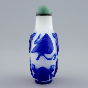 A Chinese blue and white overlay glass snuff bottle, 19th C. — photo 2