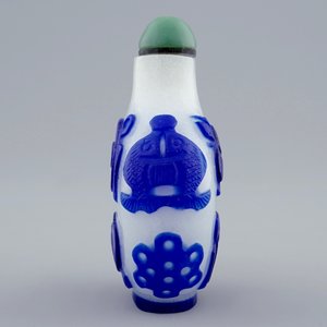 A Chinese blue and white overlay glass snuff bottle, 19th C. — photo 4