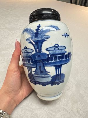 A Chinese blue and white ovoid 'Antiquities' jar with a wooden cover, Kangxi — photo 1