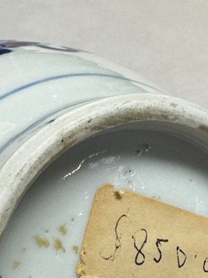 A Chinese blue and white ovoid 'Antiquities' jar with a wooden cover, Kangxi — photo 20