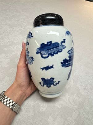 A Chinese blue and white ovoid 'Antiquities' jar with a wooden cover, Kangxi — photo 2