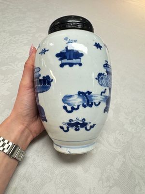 A Chinese blue and white ovoid 'Antiquities' jar with a wooden cover, Kangxi — photo 3