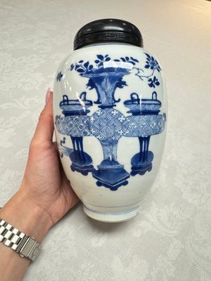 A Chinese blue and white ovoid 'Antiquities' jar with a wooden cover, Kangxi — photo 4