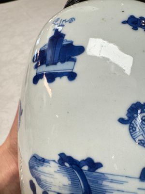 A Chinese blue and white ovoid 'Antiquities' jar with a wooden cover, Kangxi — photo 5