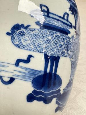 A Chinese blue and white ovoid 'Antiquities' jar with a wooden cover, Kangxi — photo 6