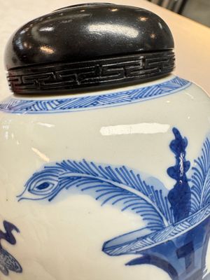 A Chinese blue and white ovoid 'Antiquities' jar with a wooden cover, Kangxi — photo 7