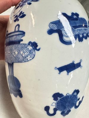 A Chinese blue and white ovoid 'Antiquities' jar with a wooden cover, Kangxi — photo 8