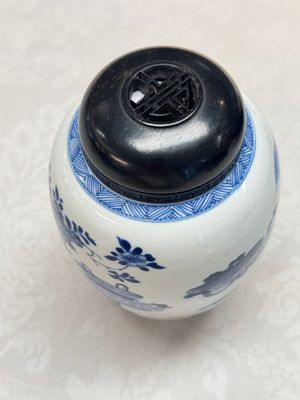 A Chinese blue and white ovoid 'Antiquities' jar with a wooden cover, Kangxi — photo 9