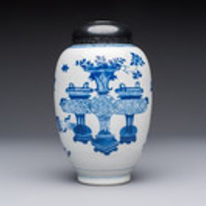 A Chinese blue and white ovoid 'Antiquities' jar with a wooden cover, Kangxi — photo 1