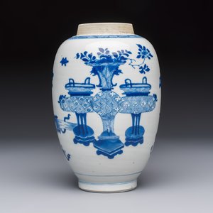 A Chinese blue and white ovoid 'Antiquities' jar with a wooden cover, Kangxi — photo 2