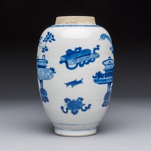 A Chinese blue and white ovoid 'Antiquities' jar with a wooden cover, Kangxi — photo 3