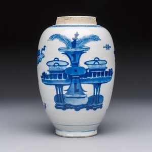 A Chinese blue and white ovoid 'Antiquities' jar with a wooden cover, Kangxi — photo 4