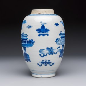 A Chinese blue and white ovoid 'Antiquities' jar with a wooden cover, Kangxi — photo 5