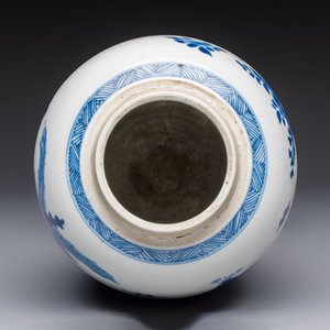 A Chinese blue and white ovoid 'Antiquities' jar with a wooden cover, Kangxi — photo 6