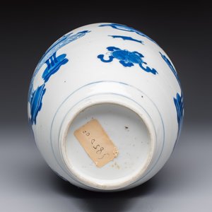 A Chinese blue and white ovoid 'Antiquities' jar with a wooden cover, Kangxi — photo 7