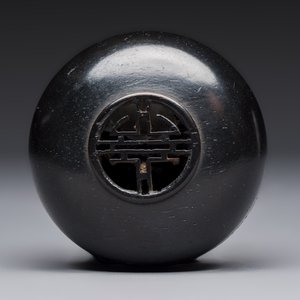 A Chinese blue and white ovoid 'Antiquities' jar with a wooden cover, Kangxi — photo 8
