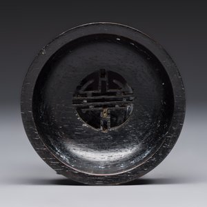 A Chinese blue and white ovoid 'Antiquities' jar with a wooden cover, Kangxi — photo 9