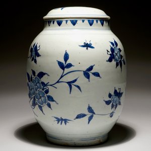 A Chinese blue and white ovoid jar and cover with floral sprigs, Transitional period, Chongzhen — 照片 2