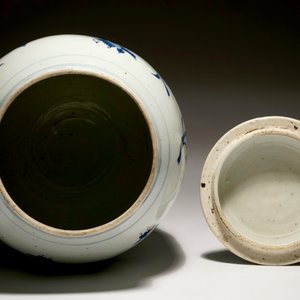 A Chinese blue and white ovoid jar and cover with floral sprigs, Transitional period, Chongzhen — 照片 5