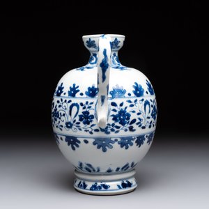 A Chinese blue and white ovoid jug after a Southern European example, Kangxi — photo 3