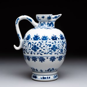 A Chinese blue and white ovoid jug after a Southern European example, Kangxi — photo 4